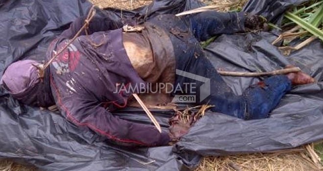 Mayat tanpa identitas ditemukan warga dalam kondisi mengenaskan di Desa Sungai Bengkal Barat.