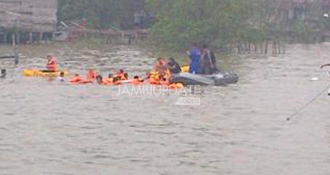 Proses pencarian siswa SMA yang tenggelam saat berenang di perairan Sungai Pengabuhan.