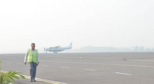 Ilustrasi kabut asap di bandara Jambi