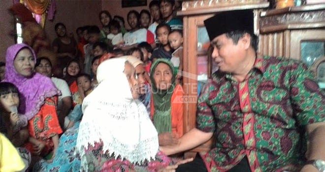 Hasan Basri Agus saat mendatangi salah seorang rumah warga di Desa Pulau Temiang, Tebo Ulu.