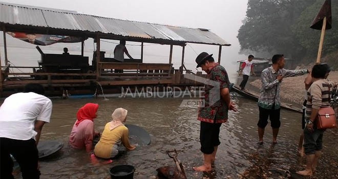 Hasan Basri Agus melalukan blusukan ke lokasi pendulang emas warga di Desa Pulau Temiang, Tebo Ulu.