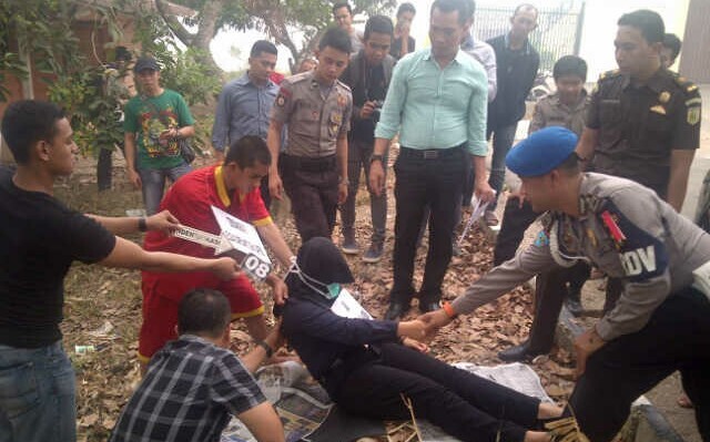 Dua orang tersangka pembunuhan mahasiswi Unja asal Jelutih jalani 49 adegan rekontruksi.