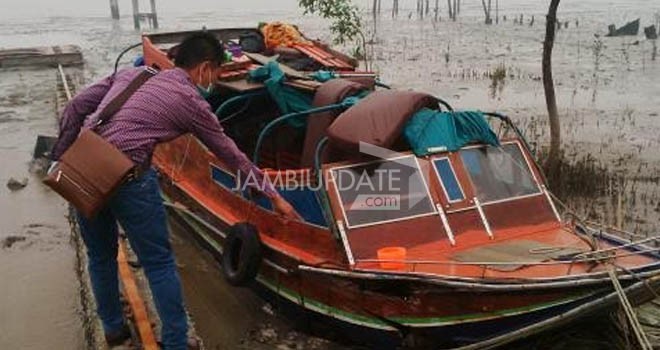 Speedboat yang menabrak tiang jembatan roro di Tanjab Barat.