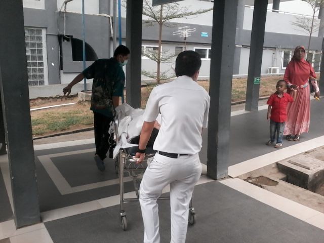 Puji saat dibawa ke ruangan perawatan usai menjalani operasi