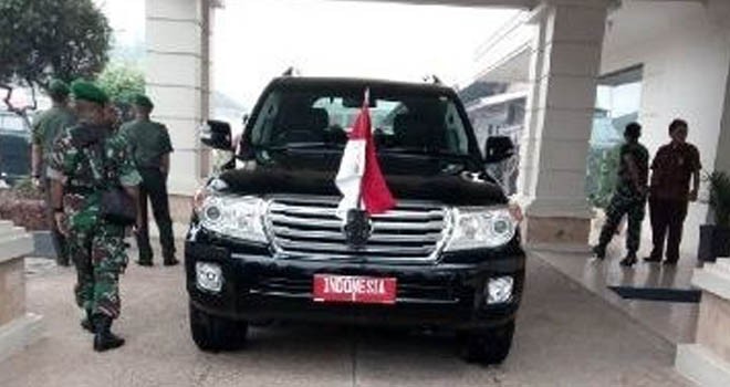 Mobil RI 1 sudah stand by di pelataran ruangan VIP Bandara STS Jambi