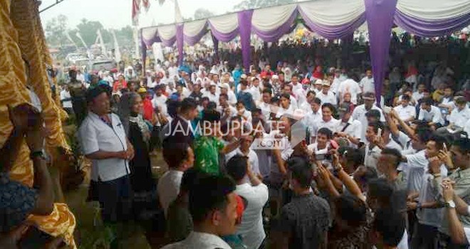 Cagub Jambi Zumi Zola saat melantik tim keluarga Zumi Zola-FU desa meranti kecamatan renah pamenang.