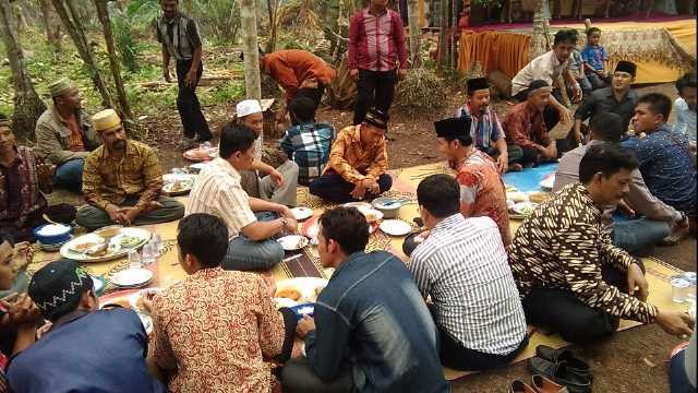  Edi Purwanto saat menghadiri acara pernikahan di Sungai Gebar Barat, Kecamatan Kuala Barat.