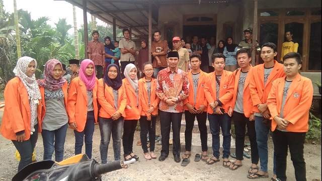 Mahasiswa Kukerta Universitas Jambi (Unja) Desa Teluk Kulbiâ€Ž foto bersama Edi Purwanto.