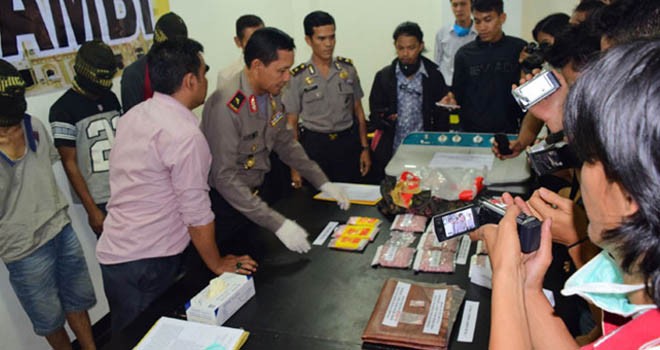 Kapolda Jambi Brigjen Lutfi Lubihanto ekspos arang bukti 8.020 butir pil ekstasi.