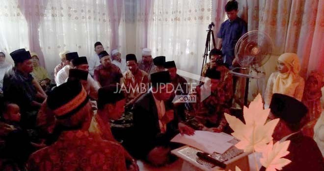 Edi Purwanto saat menjadi saksi pernikahan Ade jasman dan Maya yang berdomisili di Kawasan Cadas, Telanaipura.