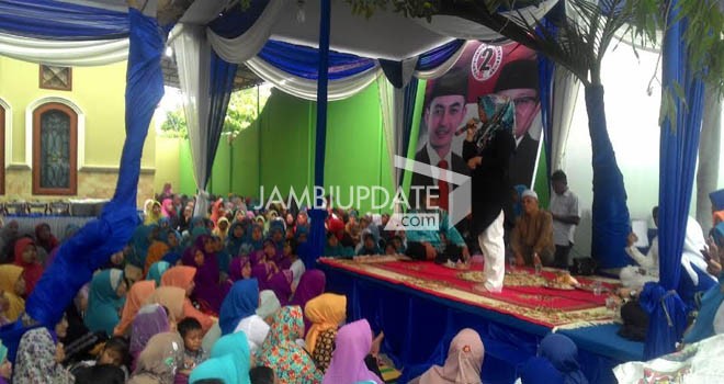 Sherin Tharia Zola menggelar silaturrahmi bersama ibu-ibu pengajian dikediaman ibu Hj. Markonah di Kelurahan Eka Jaya Kecamatan Jambi Selatan. 