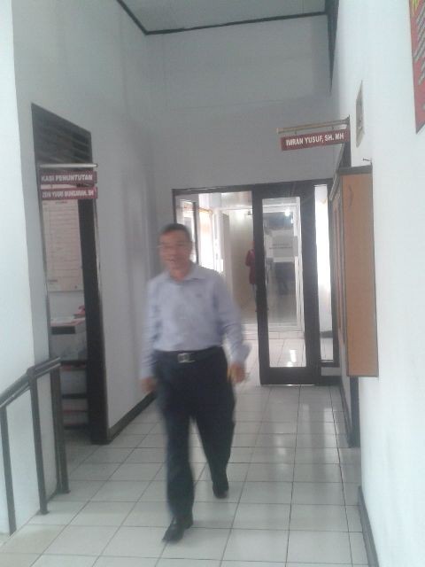 Murasman saat keluar dari ruangan penyidik Kejati Jambi