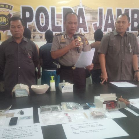 Kabid Humas didampingi Dir Narkoba Polda Jambi saat pres release di Mapolda Jambi, Rabu (13/10)