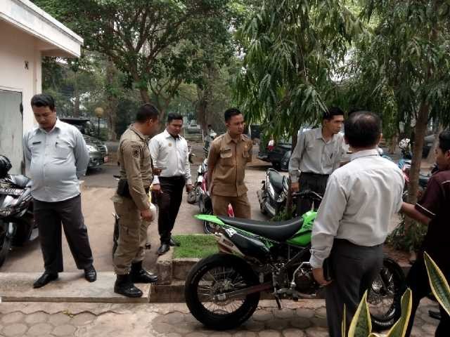 Para pegawai melihat kondisi motor yang nyaris digondol pencuri
