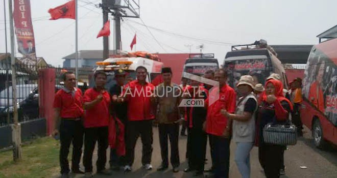 Edi bersama tim Baguna usai mengcek kendaraan yang berisi obat-obatan untuk penanggulangan dampak asap.