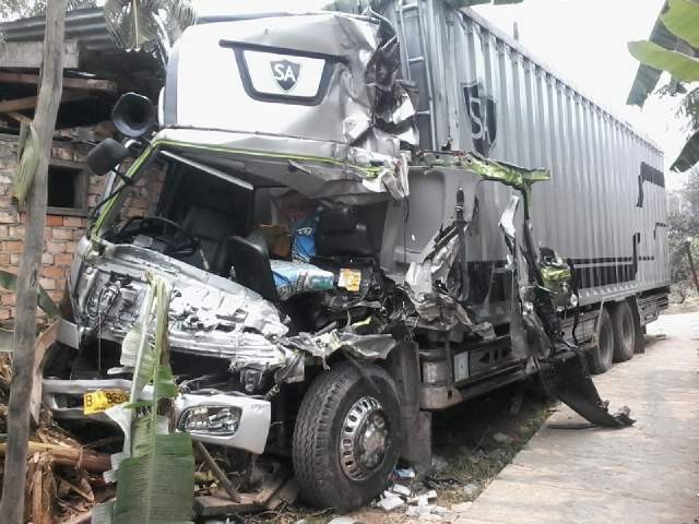 Kondisi mobil pengangkut susu yang rengsek bagian depan