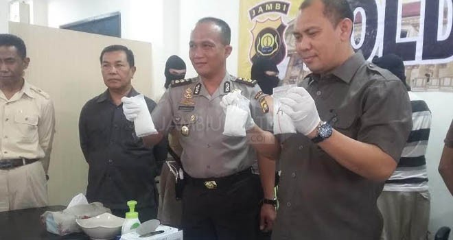 Kabid Humas didampingi Dir Narkoba Polda Jambi saat pres release di Mapolda Jambi.