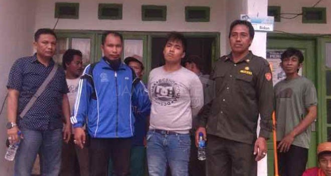 Pelaku diamankan oleh Kades dan warga sekitar.