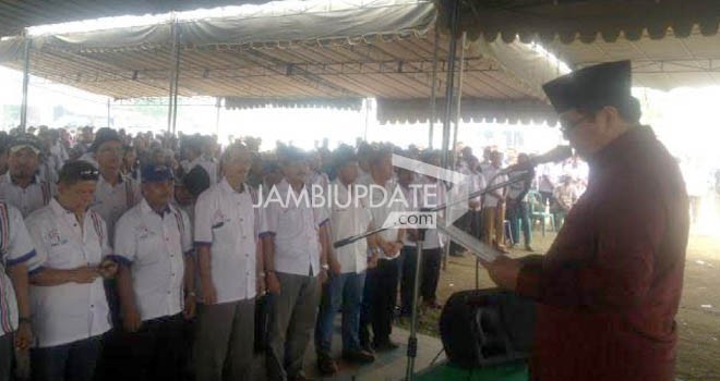 Calon Gubernur Jambi, H Hasan Basri Agus Saat pelantikan Tim Keluarga (Tikar) HBA-Edi di Sungai Bahar.