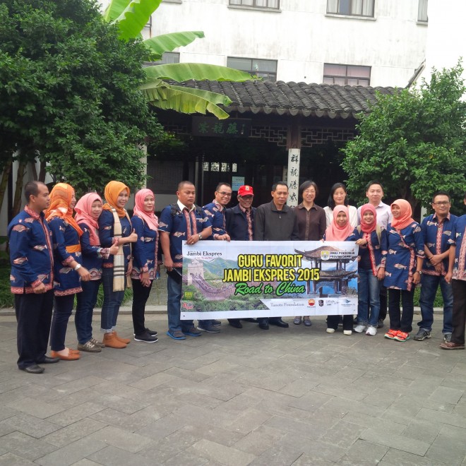 Rombongan guru favorit Jambi Ekspres bersama pendamping saat berkunjung ke salah satu sekolah di Suzhou