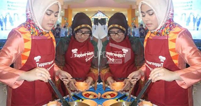 Sherrin Tharia, istri Cagub Zumi Zola unjuk kebolehannya memasak masakan khas jambi tempoyak  ketika membuka event â€œOktober Ceria With Zola-Fachroriâ€ Di WTC Kota Jambi.