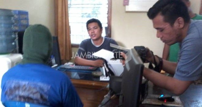 Tersangka Nasrudin saat diamankan di Polsek Jambi Timur.