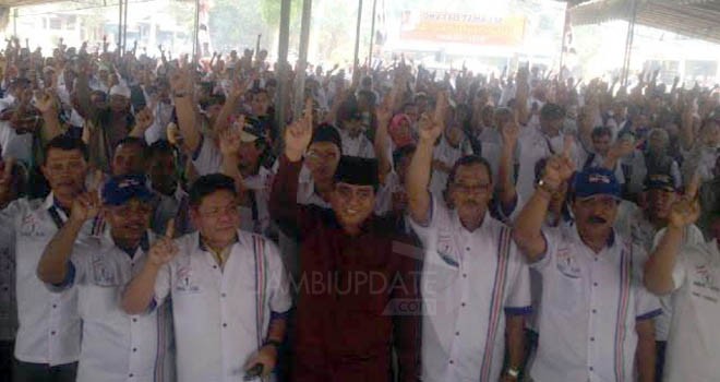 Calon Gubernur Jambi, H Hasan Basri Agus  Saat pelantikan Tim Keluarga (Tikar) HBA-Edi di Sungai Bahar.