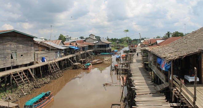 Situasi pemukiman di desa-desa Kecamatan Mendahara Ulu Kab Tanjung Jabung Timur, Jambi, sungai menjadi sarana transportasi. (Foto : Elviza Diana/Net)