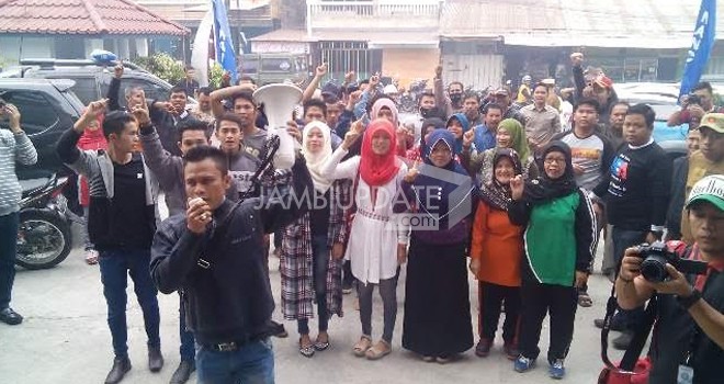 Puluhan masyarakat melakukan orasi di sebuah hotel Kota Sungai Penuh.