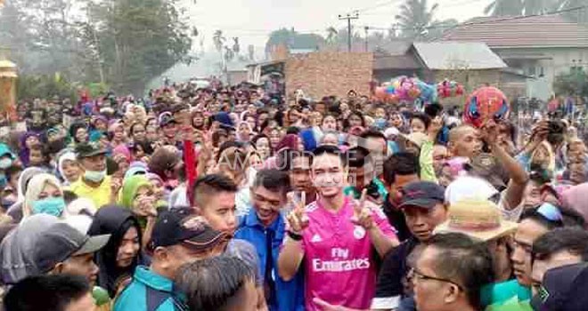 Kandidat calon Gubernur Zumi Zola Zulkifli mengajak masyarakat Kabupaten Muarojambi mengikuti kegiatan jalan santai.