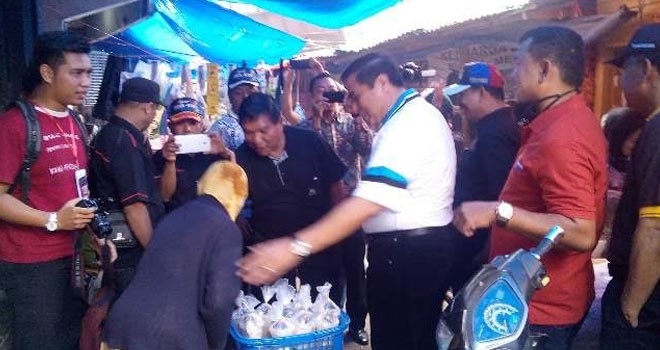  Hasan Basri Agus menyambangi pedagang si Pasar Tradisional Tanjung Bajure, Kota Sungai Penuh.