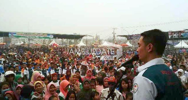 Warga Muaro Jambi tumpah ruah menyambut Calon Gubernur Jambi H Zumi Zola di lapangan Akso Dano Kelurahan Sengeti Kecamatan Sekernan Muaro Jambi.
