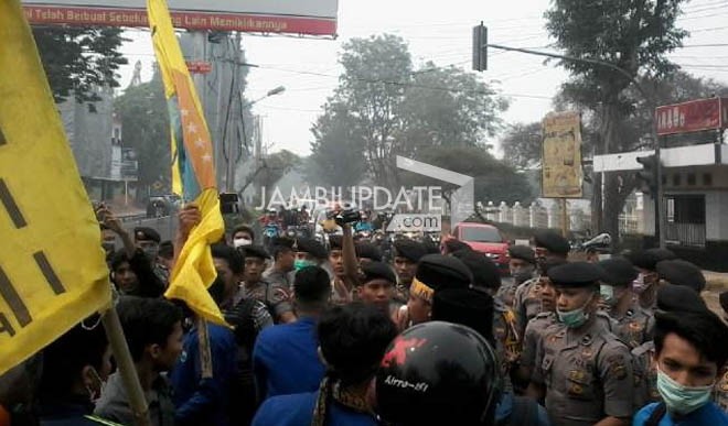 Bentrok antara demonstran dan polisi di Simpang 4 BI.