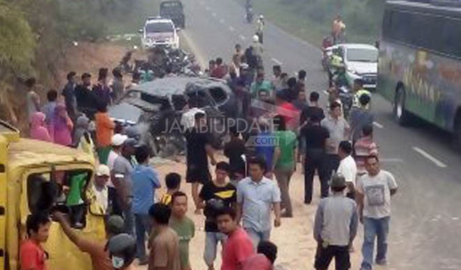 Kecelakaan maut terjadi di Jalan Lintas Sumatera KM 50 Dusun Sirih Sekapur Jujuhan. 6 orang tewas dalam Laka ini.