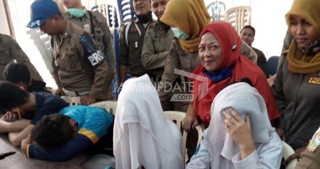 20 orang yang terjaring dalam razia dibawa ke kantor Sat Pol PP Kota Jambi.