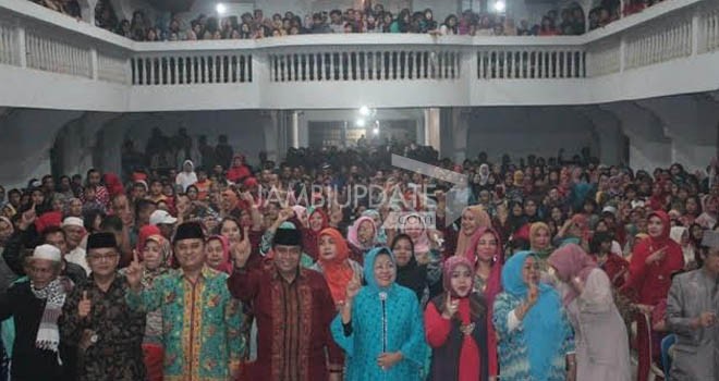 Calon Gubernur Jambi H Hasan Basri Agus foto bersama ribuan masyarakat saat pesta perayaan kenduri adat atau SKO di Kecamatan Lempur.
