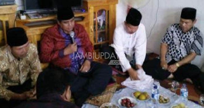 Buya Nurhas tampak memperlihat kepada HBA dan seluruh Depati se Kecamatan Siulak, kain kafan yang sudah dipersiapkannya.   
