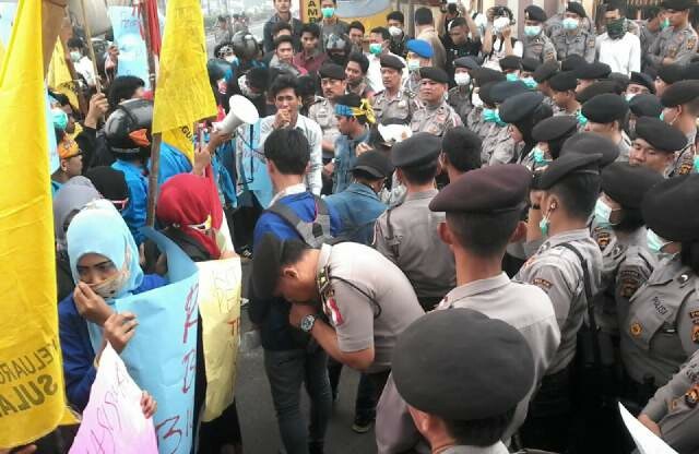 Gerakan Mahasiswa Anti kekerasan (Gema- Anker), melakukan demo di Polda Jambi.