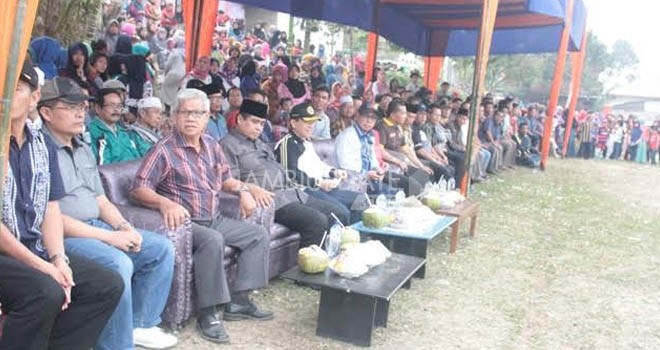 Calon Gubernur Jambi H Hasan Basri Agus dan Bupati Kerinci Adirozal saat menghadiri penurutan turnamen sepak bola HBA Cup di Desa Tanjung Pauh Ilir, Kecamatan Keliling Danau baru-baru ini.