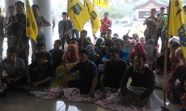 Puluhan mahasiswa yang tergabung dalam Pergerakan Mahasiswa Islam Indonesia (PMII) Cabang Merangin, Rabu (21/10), gelar aksi demo di Gedung DPRD Merangin.