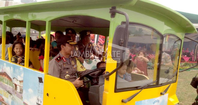 Brimob Polda Jambi gelar bakti sosial yang diadakan di Pulau Pandan, Kelurahan Legok, Kecamatan Telanaipura.