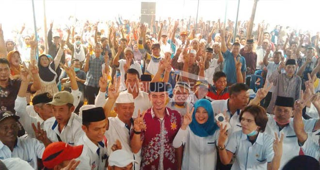 Zumi Zola saat melantik Tim Pemenangan dan Relawan Jambi Tuntas di Kecamatan Mersam.