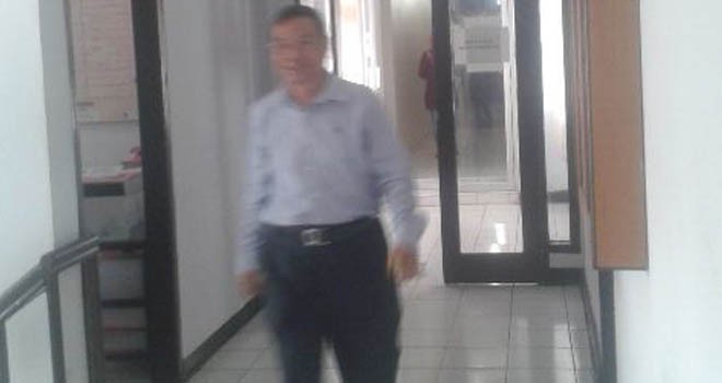 Mantan Bupati Kerinci, Murasman keluar dari ruangan penyidik saat diperiksa beberapa waktu lalu