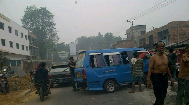 Mobil Angkot Telanai Tabrak Pembatas Jalan.
