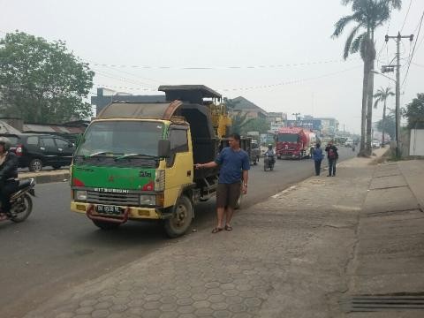Mobil truk milik korban yang berada di depan kuburan Cino