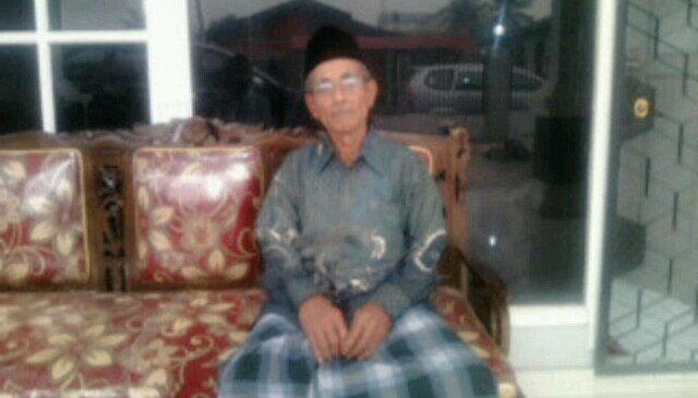 Pak Badrun merupakan keluarga yang mengasuh dan menyekolahkan Edi saat di bangku SMP. 