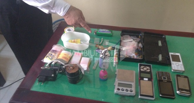 Anggota Satresnarkoba Polres Tanjab Barat amankan sisa paket sabu, dua timbangan digital, kamera CCTV dan satu linting ganja.