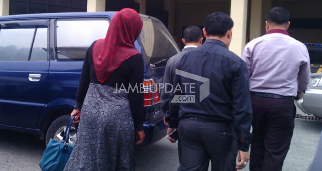 SK dan suaminya IP saat melaporkan dugaan pemerkosaan oleh Wakil Ketua DPRD Kerinci, Adi Purnomo terhadap SK ke Polres Kerinci Senin (26/10).