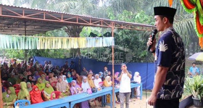 Zumi Zola menghadiri Khotmil Qurâ€™an Binnadzor Peringatan Tahun Baru Islam 1437 H di Desa Lantak Seribu Kecamtan Ranah Pamenang Kabupaten Merangin.