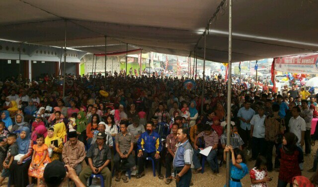 Ribuan massa dan simpatisan pasangan nomor urut 4 Sinwan-Arzanil, tumpah ruah saat menghadiri Deklarasi pelantikan dan pengukuhan tim SINAR se Kecamatan Muara Tembesi, Kabupaten Batanghari.